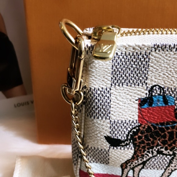 Excellent condition Louis Vuitton mini pochette. - Picture 3 of 8